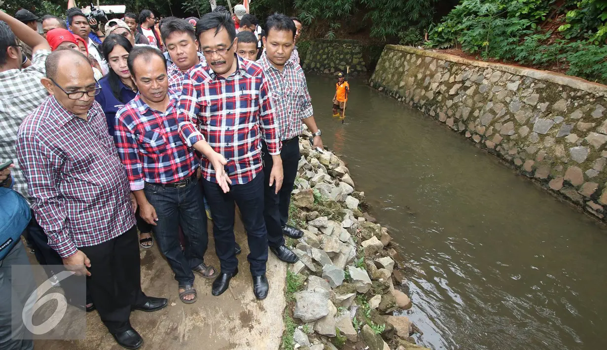 Cawagub DKI Jakarta nomor urut dua Djarot Saiful Hidayat berbincang dengan warga dan petugas kebersihan saat kunjungannya di kawasan Pasar Rebo, Jakarta Timur, Rabu (2/11). (Liputan6.com/Immanuel Antonius)