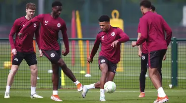 Pemain Aston Villa, Ollie Watkins (tengah) dan Tim Iroegbunam menghadiri sesi latihan menjelang laga leg 1 semifinal UECL 2024, di Bodymoor Heath Training Centre, di Birmingham, Rabu (1/5/2024). (David Davies/PA via AP)