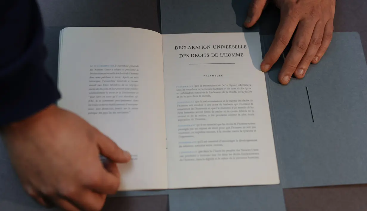 Dokumen tersebut bertuliskan "Declaration Universelle des Droits de l'Homme" (Deklarasi Universal Hak Asasi Manusia) yang kemudian diadopsi dan diproklamirkan oleh Majelis Umum Perserikatan Bangsa-Bangsa pada tanggal 10 Desember 1948. (Dimitar DILKOFF/AFP)