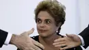 Presiden Brasil Dilma Rousseff saat mendatangi acara di Istana Planalto, Brasil, (13/4).Meskipun telah terpilih 2 periode, Nama Dilma Rousseff  kini sudah tak lagi dipercaya melanjutkan pemerintahannya. (REUTERS / Ueslei Marcelino)