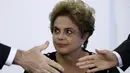 Presiden Brasil Dilma Rousseff saat mendatangi acara di Istana Planalto, Brasil, (13/4).Meskipun telah terpilih 2 periode, Nama Dilma Rousseff  kini sudah tak lagi dipercaya melanjutkan pemerintahannya. (REUTERS / Ueslei Marcelino)