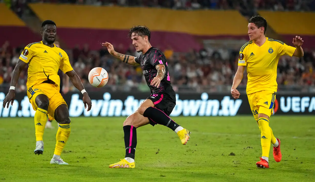 Pemain AS Roma Nicolo Zaniolo (tengah) berebut bola dengan pemain HJK Helsinki Malik Abubakari (kiri) pada pertandingan sepak bola Liga Europa di Stadion Olimpiade Roma, Italia, 15 September 2022. AS Roma menang dengan skor 3-0. (AP Photo/Alessandra Tarantino)