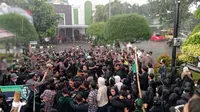 Massa dari Himpunan Mahasiswa Islam atau HMI cabang Bekasi, menggeruduk gedung DPRD Kota Bekasi, di Jalan Chairil Anwar, Bekasi Timur, Kota Bekasi, Jawa Barat, Senin (11/4/2022). (Ist)