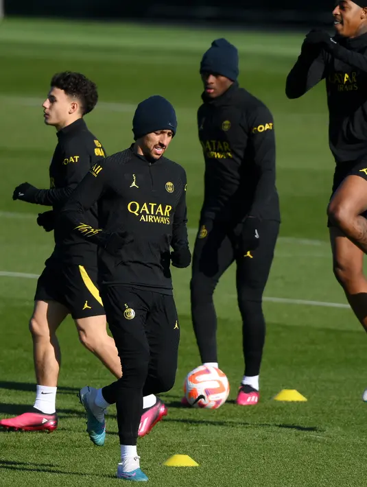 Bek Paris Saint-Germain (PSG) Marquinhos mengikuti sesi latihan di Saint-Germain-en-Laye, sebelah barat Paris, Selasa (7/2/2023). PSG akan menghadapi Marseille di Stade Velodrome pada babak 16 besar Coupe de France 2022/2023, Kamis, 9 Februari 2023 dini hari WIB. (Photo by FRANCK FIFE / AFP)