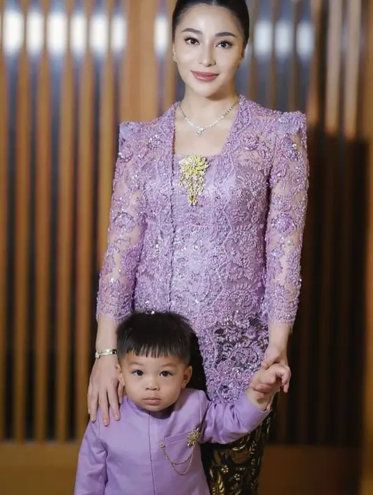 Nikita Willy juga mengenakan kebaya brokat ungu dipadukan bros keemasan serta bawahan kain batik coklat. [@askyfebrianti]
