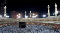 Ribuan jamaah melakukan tawaf, salat dan doa di sekitar Ka'bah di Mekkah, Ahad malam (1/11). Majidil Haram mulai dipadati jamaah termasuk dari Indonesia.(Antara)
