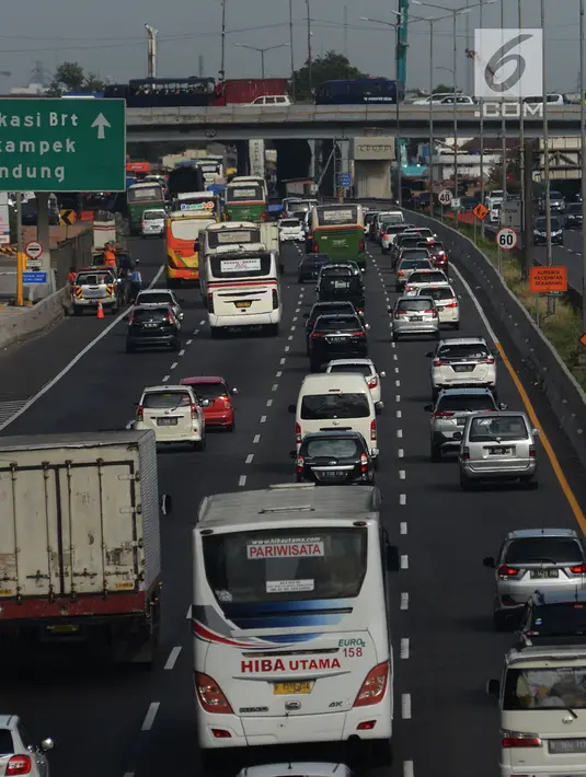 Padat merayap kendaraan di ruas jalan Tol Jakarta-Cikampek, Bekasi, Jawa Barat, Sabtu (29/12). Menghadapi libur panjang akhir tahun diperkirakan volume kendaraan meningkat hingga 30 persen. (Merdeka.com/Imam  Buhori)