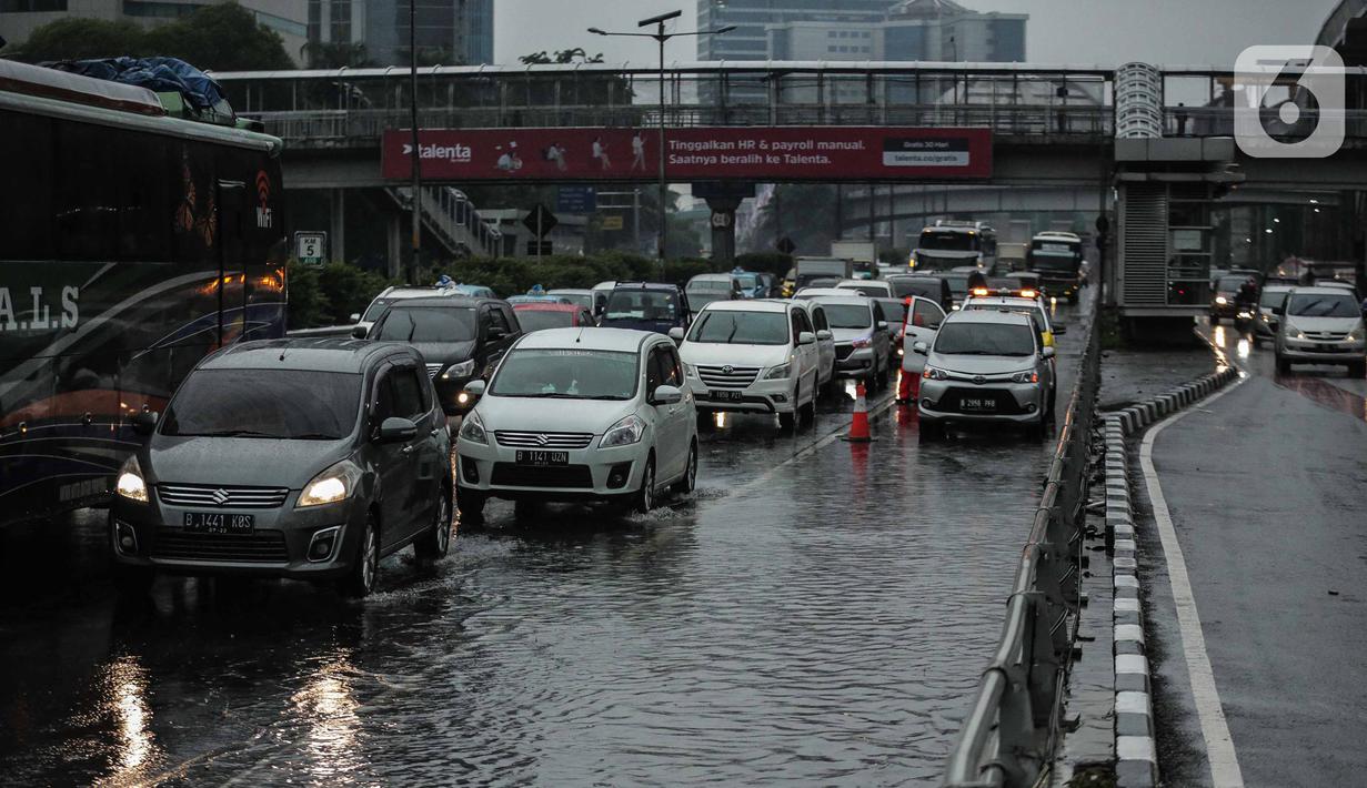 Kendaraan bermotor melaju tersendat di ruas Tol Dalam Kota (Dalkot), Jakarta, Selasa (17/12/2019). Air hujan sempat menggenangi sebagian ruas Tol Dalam Kota  untuk arah Kuningan arah Cawang hingga sempat membuat lalu lintas tersendat. (Liputan6.com/Faizal Fanani)