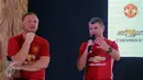 <p>Legenda Manchester United David May (kiri) dan Denis Irwin menjawab pertanyaan jelang pemberian hadiah Chevrolet Fan Club 2017 di Jakarta, Jumat (17/3). Empat pemenang berhak hadiah perjalanan ke Stadion Old Trafford. (Liputan6.com/Helmi Fithriansyah)</p>