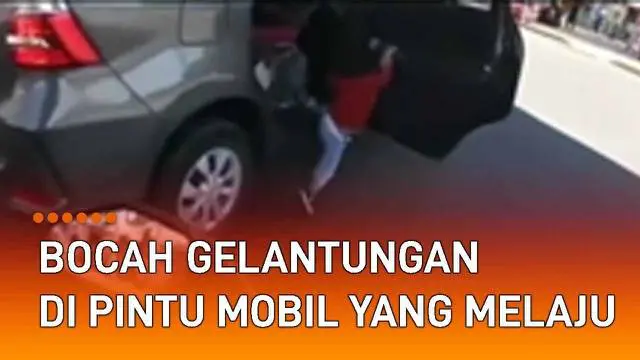 Video berikut ini hendaknya jadi pengingat bagi para orang tua agar was-was. Terkadang tingkah anak sulit ditebak hingga mengundang bahaya. Seorang pemotor merekam momen anak gelantungan di pintu mobil yang melaju.