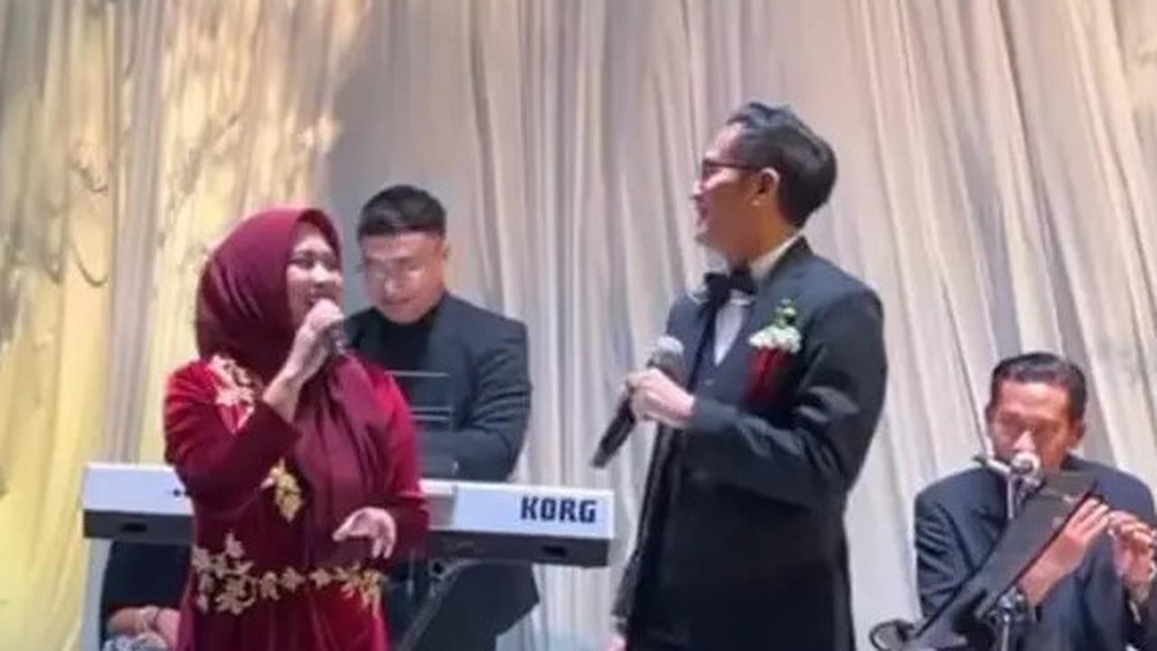 Potret Aldi Bragi Duet dengan Ikke Nurjanah, Momen Emosional dan Penuh Makna di Pernikahan Anak