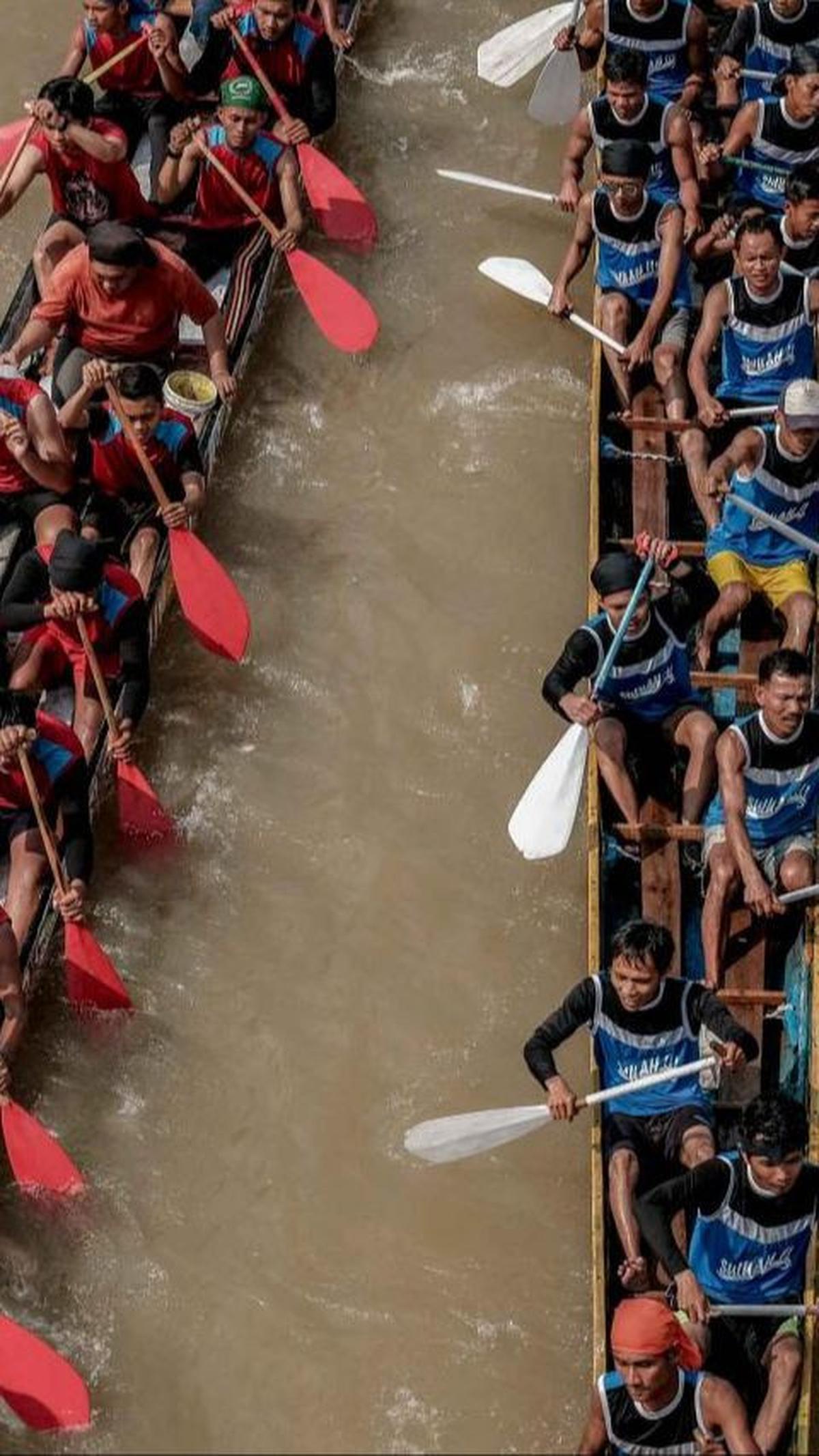 Pada awalnya, pacu jalur diselenggarakan di kampung-kampung di sepanjang Sungai Kuantan untuk memperingati hari besar Islam. Namun seiring perkembangan zaman, akhirnya Pacu Jalur diadakan untuk memperingati Hari Kemerdekaan Republik Indonesia.