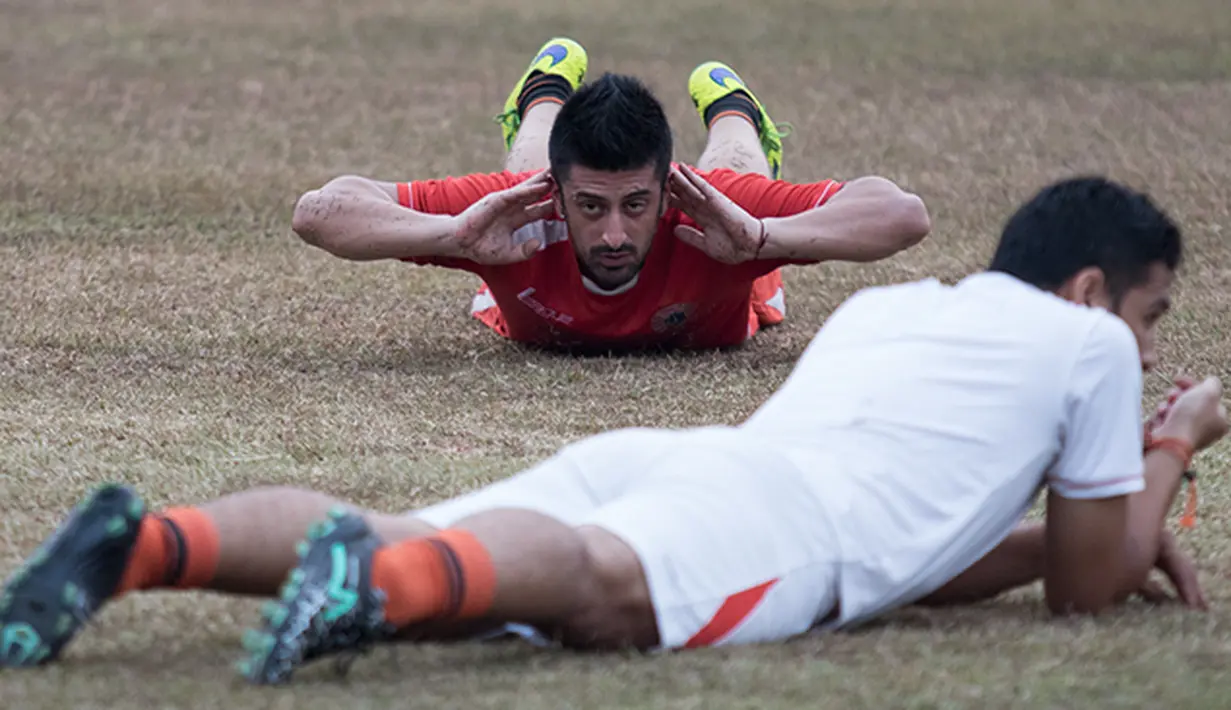 Pesepakbola asal Argentina, Alan Aciar melakukan pendinginan usai mengikuti latihan perdana bersama Persija Jakarta jelang Piala Presiden 2015 di Lapangan Yon Zikon 13, Jakarta, Selasa (18/8/2015). (Bola.com/Vitalis Yogi Trisna)