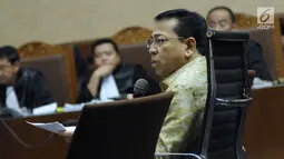 Terdakwa dugaan korupsi proyek e-KTP, Setya Novanto menyimak pertanyaan saat menjadi saksi pada sidang lanjutan di Pengadilan Tipikor, Jakarta, Kamis (22/3). Sidang mendengar kesaksian terdakwa. (Liputan6.com/Helmi Fithriansyah)