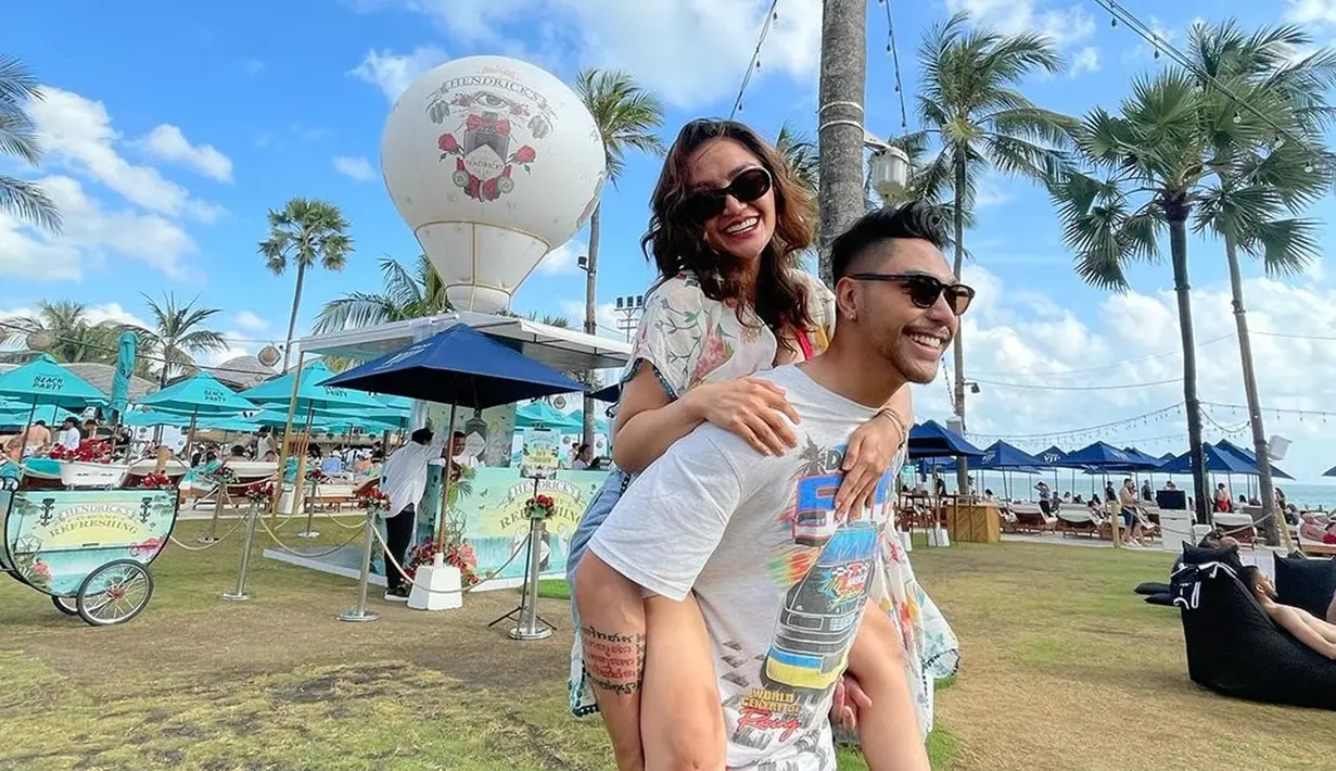 Selalu harmonis, pasangan ini didoakan selalu langgeng oleh netizen. Tak hanya kebersamaannya yang disebut bak anak muda, penampilan pasangan yang sudah dikaruniai buah hati ini juga seperti ABG. Siti Badriah tampil simpel dengan celana pendek dan outer, sementara Krisjiana santai dengan baju kaus dan celana pendek magenta yang warnanya sama dengan tanktop Sibad. (Liputan6.com/IG/@sitibadriahh)
