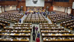 Suasana saat anggota dewan memakai baju adat daerah saat mengikuti sidang paripurna ke-22 DPR di Senayan, Jakarta, Kamis (27/4). Sidang paripurna itu antara lain membahas pengesahan Undang - Undang Perkembangan kebudayaan. (Liputan6.com/Johan Tallo)