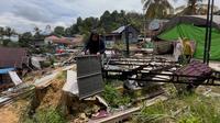 Wati (30), seorang warga mengaku rumah yang sudah ditinggalinya 30 tahun lenyap bak ditelan bumi. Bagian utama rumahnya hilang, tersisa teras dan dapur, sisanya masuk terperosok ke tanah sedalam 8 meter. (Liputan6.com/ Abdul Jalil)