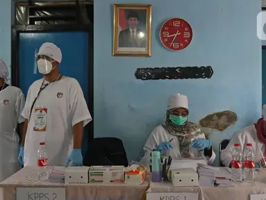Petugas menggunakan atribut dokter saat Pilkada Depok di Tempat Pemungutan Suara (TPS) 56, Mekarjaya, Depok, Rabu (9/12/2020). TPS dengan tema kesehatan itu bertujuan menarik warga menggunakan hak pilih dan mengingatkan protokol kesehatan di masa Pandemi COVID-19.  (Liputan6.com/Herman Zakharia)