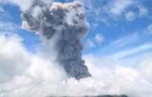 Erupsi Gunung Ibu Muntahkan Awan Abu Vulkanik Setinggi 5 Km