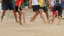 Tanpa alas kaki, bocah-bocah ini dengan lincah mengejar dan menendang bola tanpa khawatir akan cedera. (Bola.com/M Iqbal Ichsan)