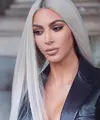 Bukan Kim Kardashian kalau tak bereksperimen dengan penampilannya. Baru-baru ini ia kembali melakukannya dengan mengubah tampilan gaya rambutnya yang semula berwarna hitam menjadi putih. (Instagram/kimkardashian)