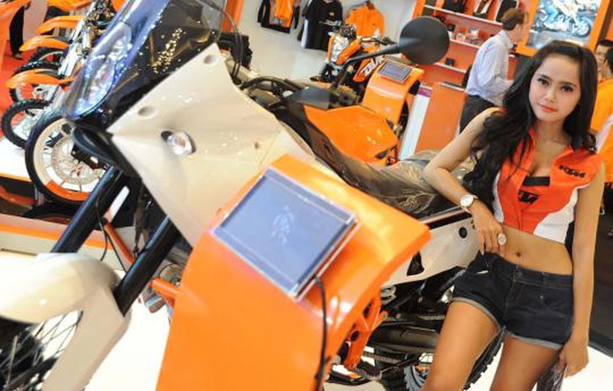 Pose seksi model cantik bareng motor macho