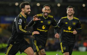 Pemain Manchester United Bruno Fernandes merayakan golnya dalam laga Premier League melawan Wolverhampton Wanderers di Molineux Stadium, Inggris, Selasa, 9 Desember 2025. (Foto AP/Dave Shopland)