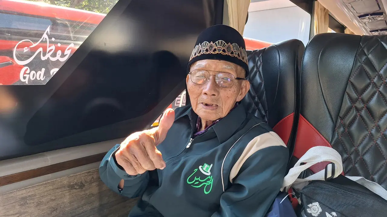 Jemaah haji tertua Indonesia Mbah Hardjo tiba di Tanah Air. (Foto: Kominfo Jatim)