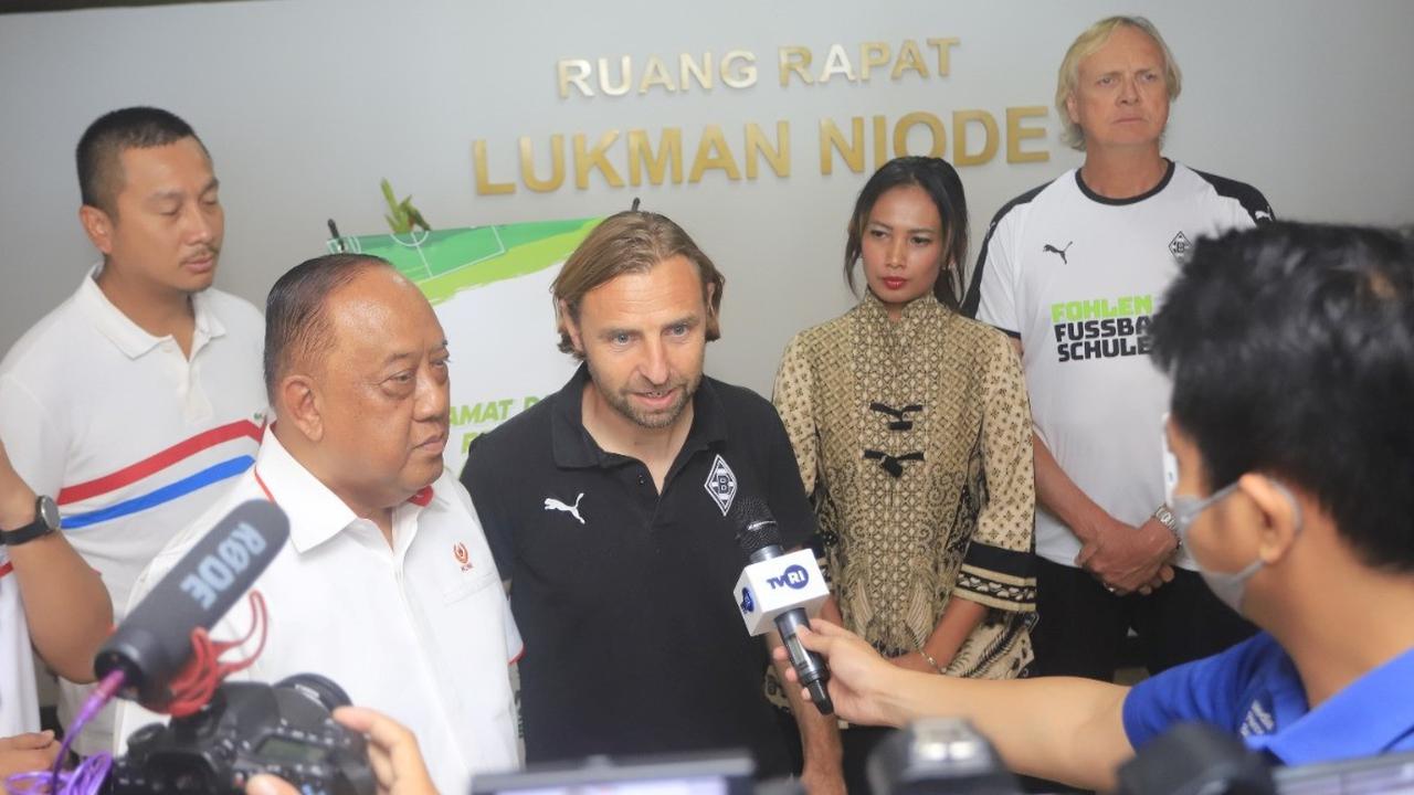 Komite Olahraga Nasional Indonesia (KONI) Pusat menginisiasi Coaching Clinic pelatih di DKI Jakarta dan sekitarnya dengan menghadirkan sumber daya manusia (SDM) dari tim liga utama salah satu liga terbaik dunia, Bundesliga, yakni Borussia Mönchengladbach.