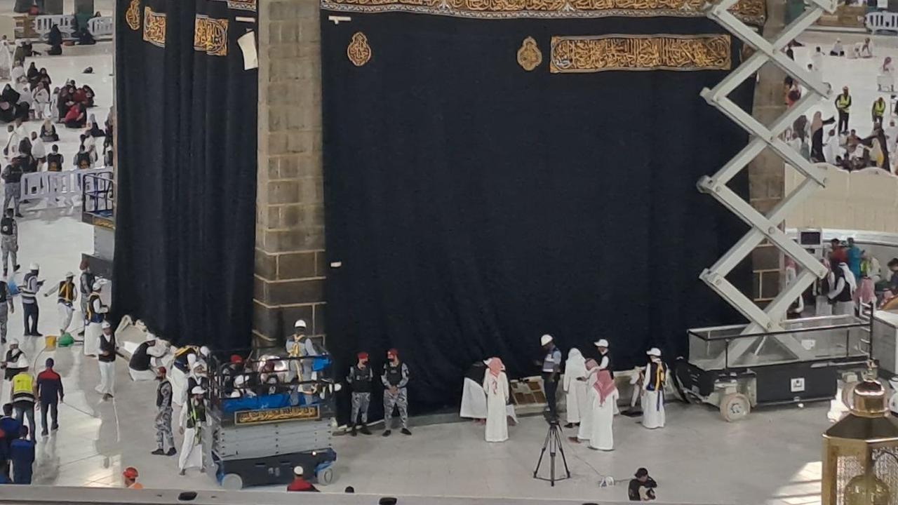 Namun tradisi mengganti kiswah Ka'bah pada 1 Muharram atau tahun baru hijriah ini baru dilakukan mulai 2022 lalu. 

Sebelumnya, prosesi penggantian kiswah dilakukan setiap tanggal 9 Dzulhijjah atau bertepatan saat seluruh jemaah haji melaksanakan wukuf 