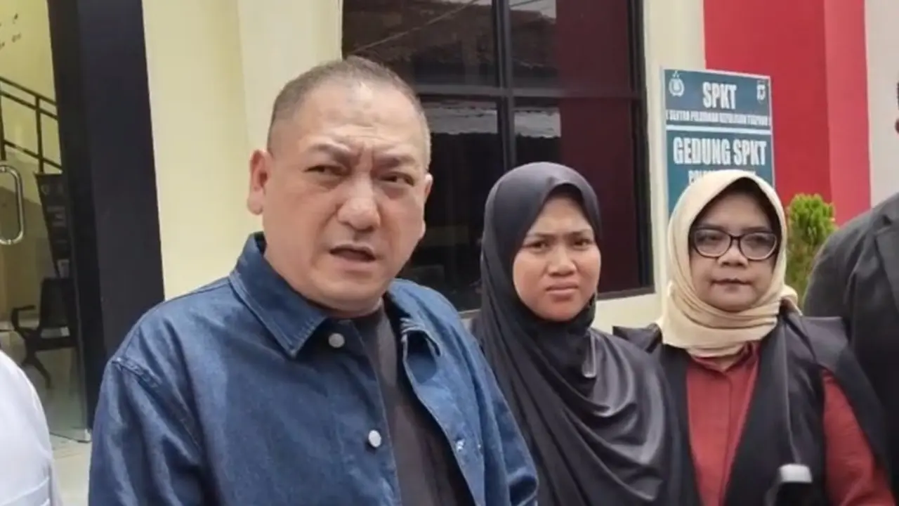 Lisnawati, ibu kandung NS yang pakai hijab berwarna hitam