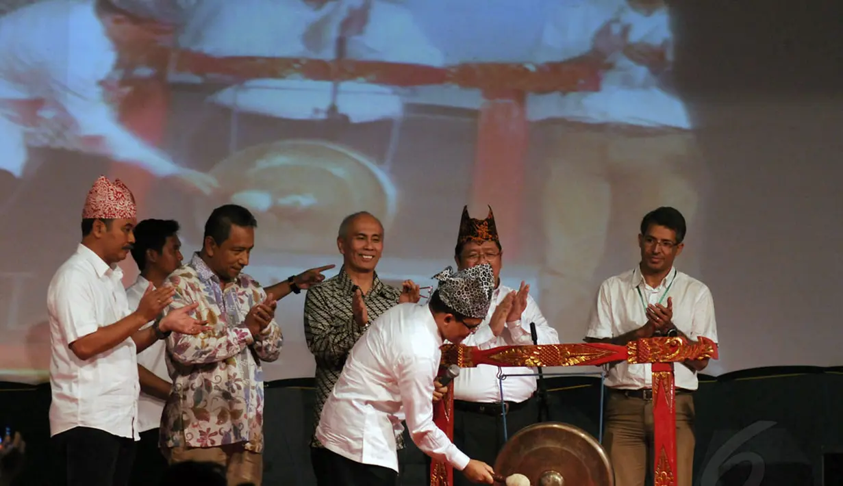 Bupati Banyuwangi, A Azwar Anas memukul gong dan membuka secara resmi Internasional Tour De Banyuwangi Ijen, (15/10/2014). (Liputan6.com/Helmi Fithriansyah)