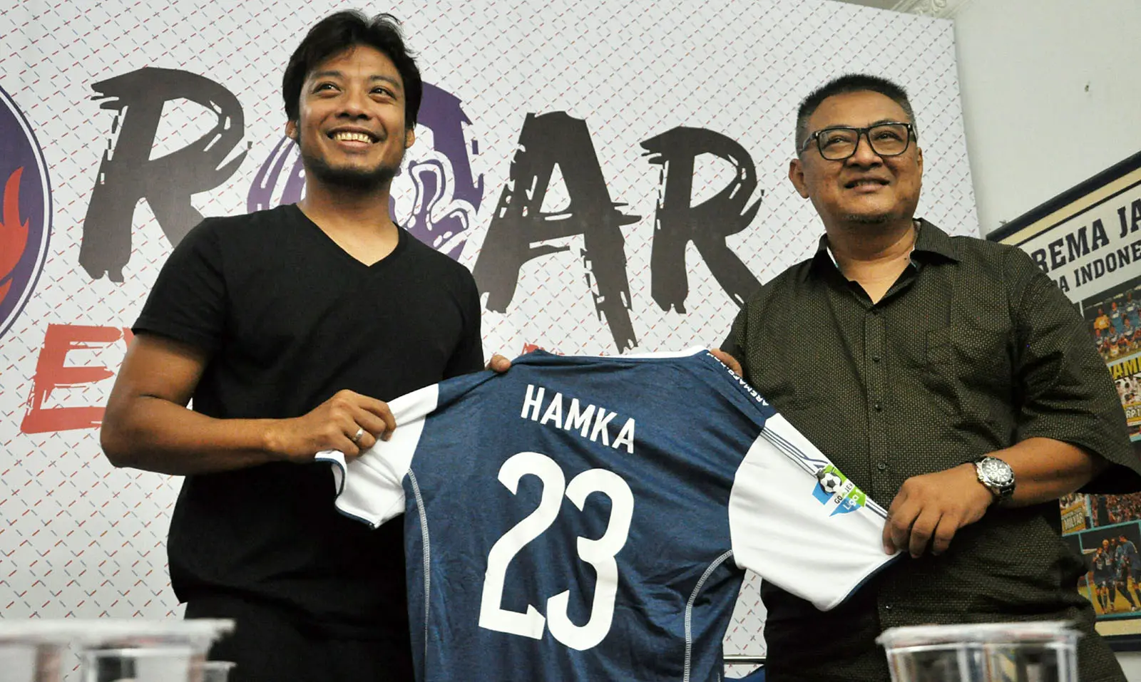 Hamka Hamzah kembali diperkenalkan sebagai pemain Arema di kantor manajemen Arema di Malang, Jumat (13/7/2018). (Bola.com/Iwan Setiawan)