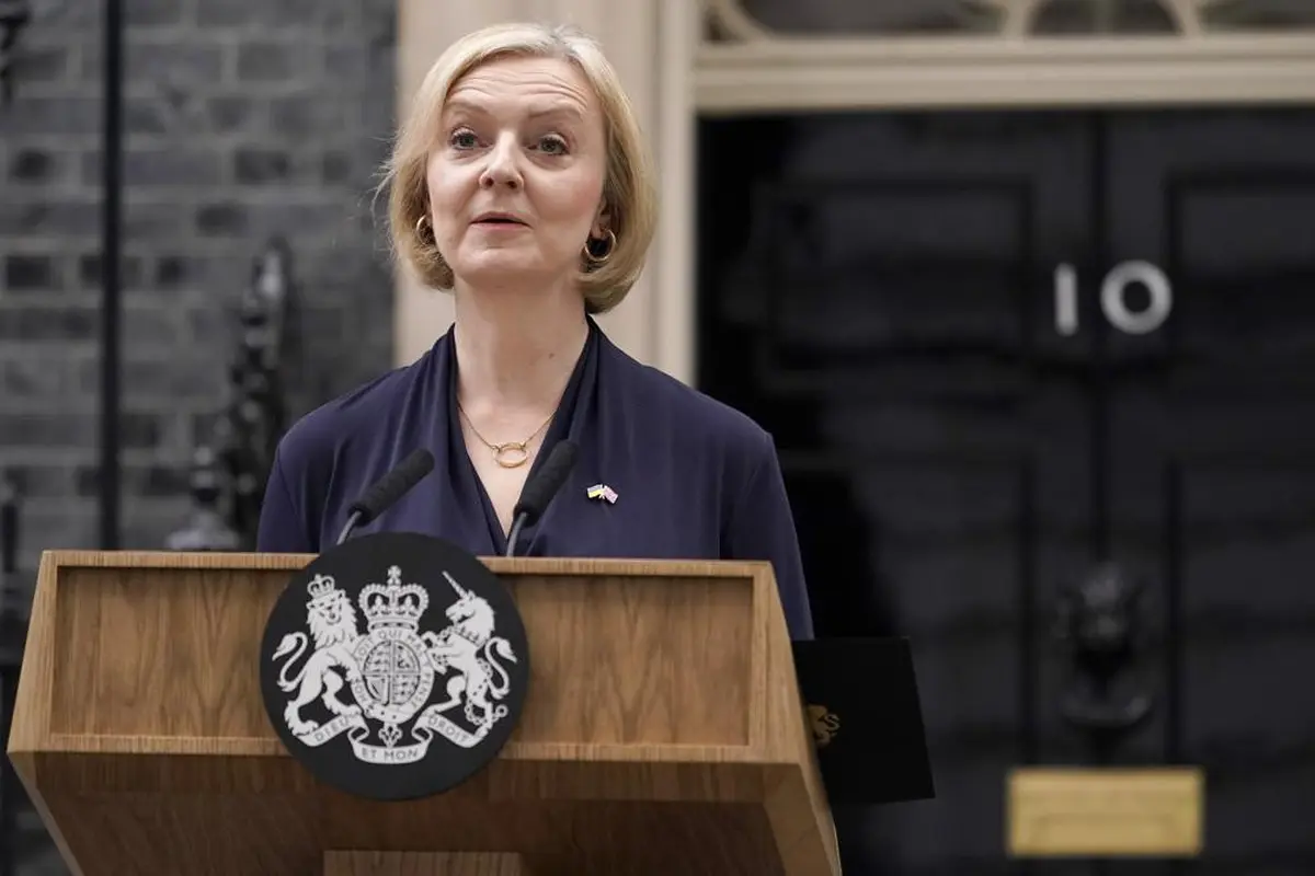Perdana Menteri Inggris Liz Truss berbicara kepada media di Downing Street di London, Kamis, 20 Oktober 2022. Ia mengundurkan diri sebagai pemimpin Partai Konservatif Inggris. (Foto AP/Alberto Pezzali)