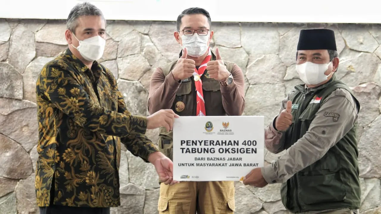 Gubernur Jabar Ridwan Kamil saat menerima bantuan 700 tabung oksigen