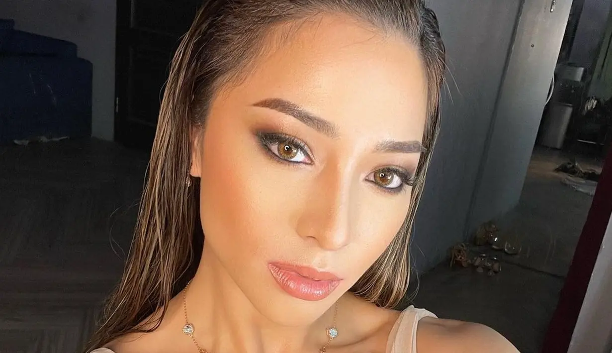 <p>Nikita Willy dengan makeup wet look yang luar biasa memesona. Smokey eyes menonjolkan area mata Nikita Willy yang memang sudah tajam, sedangkan nuansa makeup yang kecokelatan terasa sangat pas dengan keseluruhan tampilannya kali ini. Foto: Instagram.</p>
