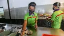 Pramusaji lengkap dengan APD berupa face shield, sarung tangan dan masker menyiapkan alat makan di Restoran Bandar Djakarta, Alam Sutera, Tangerang Selatan, Rabu (10/6/2020). Meski PSBB Tangerang Raya diperpanjang restoran tetap menerapkan protokol kesehatan. (Liputan6.com/Fery Pradolo)