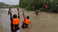 Tim penyelamat mengevakuasi warga di dekat sungai yang meluap akibat hujan lebat yang disebabkan oleh Badai Tropis Kompasu di kota Gonzaga, provinsi Cagayan, utara Manila. (Foto: Kantor Manajemen dan Pengurangan Risiko Bencana Kota Gonzaga)