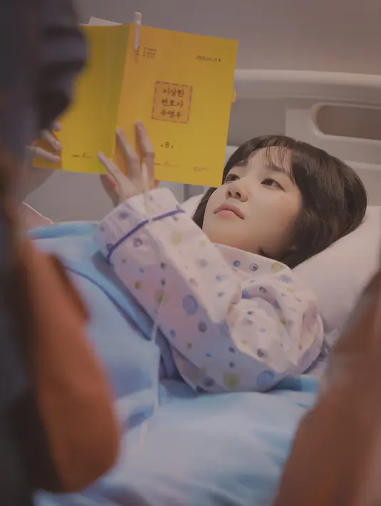 Park Eun Bin dalam foto di balik layar drakor Extraordinary Attorney Woo. (ENA via Soompi)