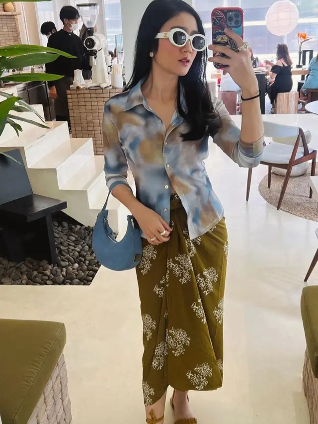 Febby Rastanty saat Memadukan Pakain Sehari-hari dengan Batik dan Kebaya