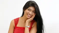 Miss Japan 2016, Priyanka Yoshikawa berpose untuk fotografer saat ditemui di Tokyo, Jepang, Rabu (7/9). Kemenangan wanita keturunan India ini banjir pro kontra di medsos karena Priyanka dianggap bukan keturunan Jepang seutuhnya. (REUTERS/Kim Kyung-hoon)