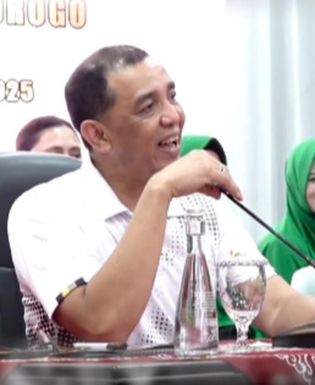 Pak Kumis Anggota Babinsa Ternyata Juragan Kambing, Sumringah saat Ternaknya Dibeli Mayjen TNI
