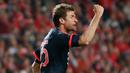 Penyerang Muenchen, Thomas Muller melakukan selebrasi usai mencetak gol kegawang Benfica di leg kedua Liga Champions di Stadion Da Luz, Portugal (14/4). Muenchen lolos ke semifinal usai mengalahkan Benfica dengan agregat 3-2. (Reuters/Rafael Marchante)