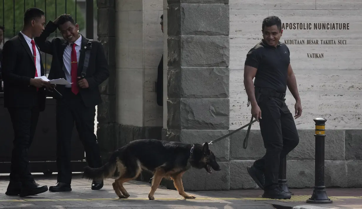 <p>Paus Fransiskus dikabarkan tak akan menginap di hotel selama kunjungannya ke Jakarta pada 3-6 September 2024, melainkan memilih tinggal di Kedubes Vatikan. (AP Photo/Dita Alangkara)</p>