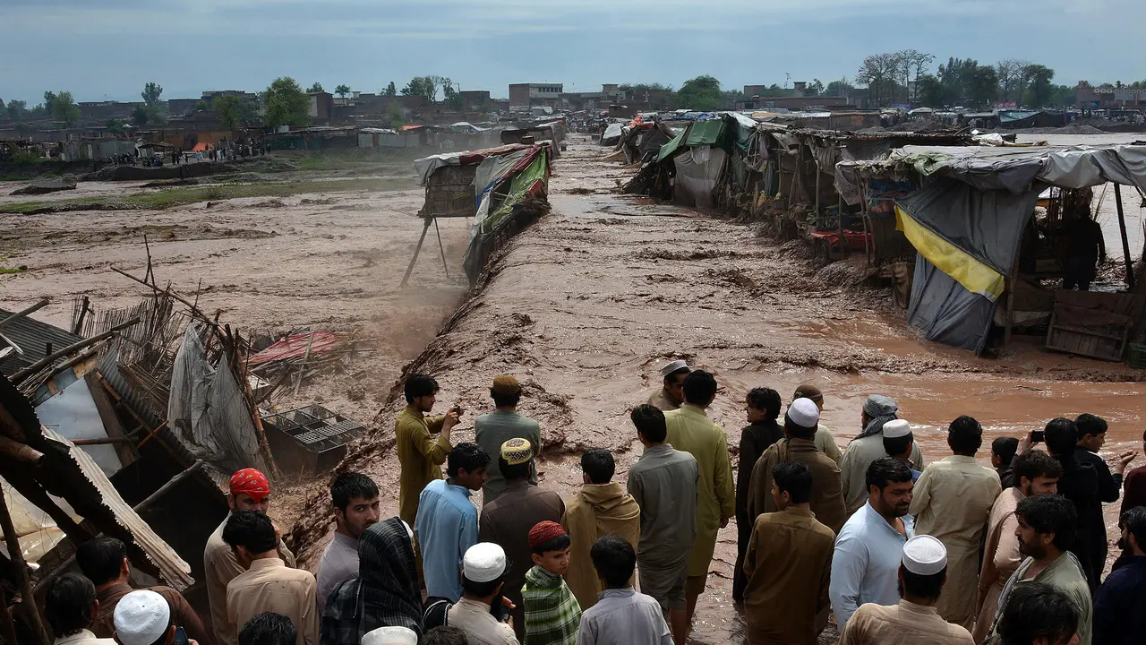 20160403-Pakistan Porak-poranda Diterjang Banjir Bandang-Peshawar