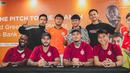 Sesi foto bersama pemain Persija Jakarta dengan Jakmania dalam acara meet & greet di Kantor Pusat Bank Jakarta, Jakarta Pusat pada Rabu (18/2/2025). (Bola.com/Nur Iman Ali)