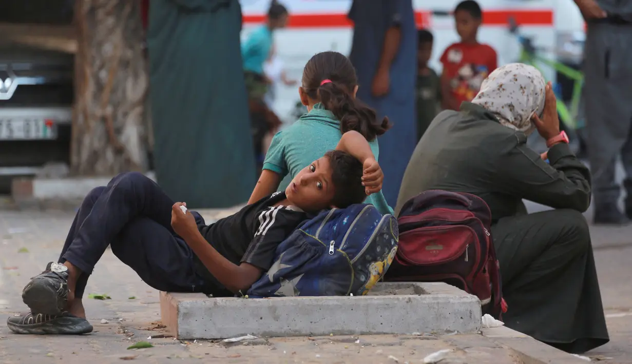 Seorang anak laki-laki Palestina saat ribuan warga Palestina mengungsi setelah tentara Israel memerintahkan evakuasi sementara di beberapa bagian Khan Yunis, termasuk zona kemanusiaan Al-Mawasi, tiba di daerah lain di kota Jalur Gaza selatan pada 23 Juli 2024. (Bashar Taleb/AFP)