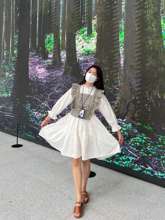 Kuliah dan bekerja di Korea, sedikit banyak mempengaruhi gaya fashionnya. Gayanya simple namun tetap modis, dan mudah ditiru. [IG @amelia_tantono]