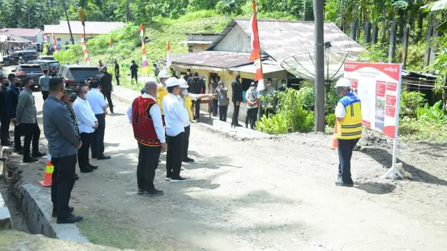 Presiden Joko Widodo (Jokowi) memantau pembangunan infrastruktur konektivitas antar wilayah di Pulau Nias. (Dok Kementerian PUPR)