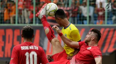 Striker Persija Jakarta, Marko Simic menendang bola saat menghadapi 757 Kepri Jaya pada laga Piala Indonesia di Stadion Patriot, Bekasi, Rabu (23/1). Persija menang telak 8-2. (Bola.com/Yoppy Renato)